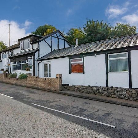 Апартаменты Welsh Row House Llandegla Экстерьер фото